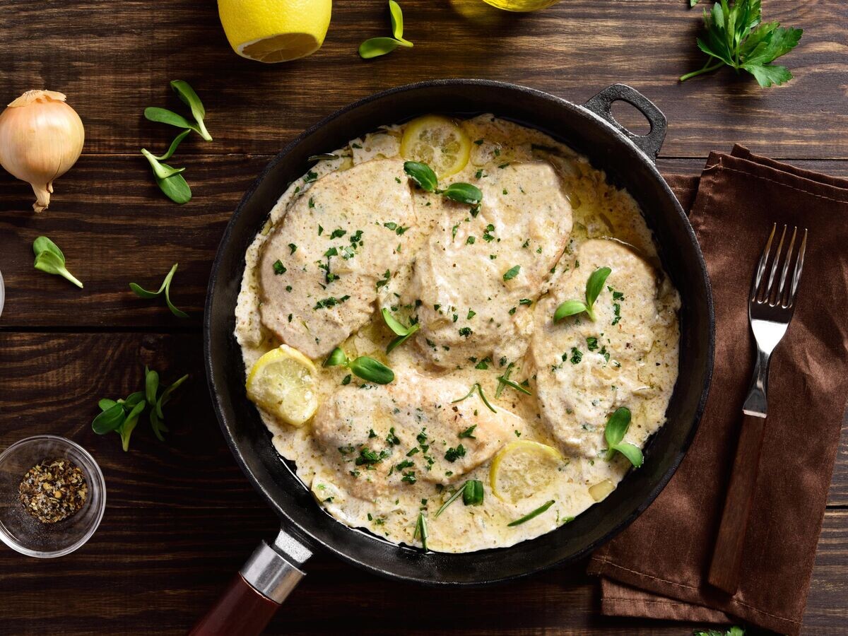    Филе индейки, тушеное со сметаной© Getty Images / Tatiana Volgutova