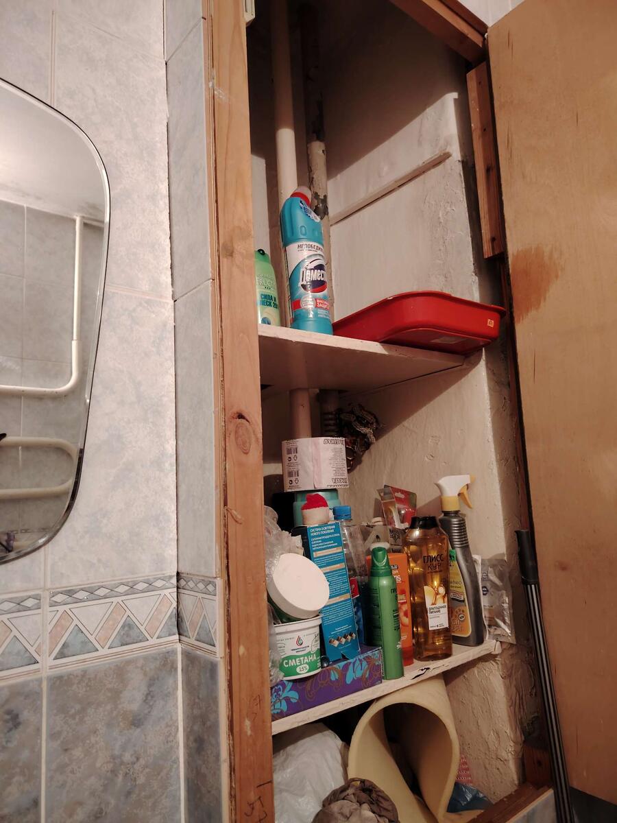 уже топит, поставила красный котячий тазик наверху, чтоб в него капало.