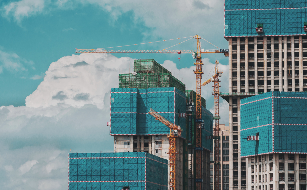 Законодателем установлена ответственность Застройщика за нарушение сроков сдачи объекта долевого строительства, а именно: дольщик может подать требование на выплату неустойки за задержку сроков в размере 1/300 ставки рефинансирования ЦБ РФ за каждый день просрочки, если дольщик – юридическое лицо, и 1/150 – физические лица. Расчет неустойки: как рассчитать и взыскать такую неустойку.