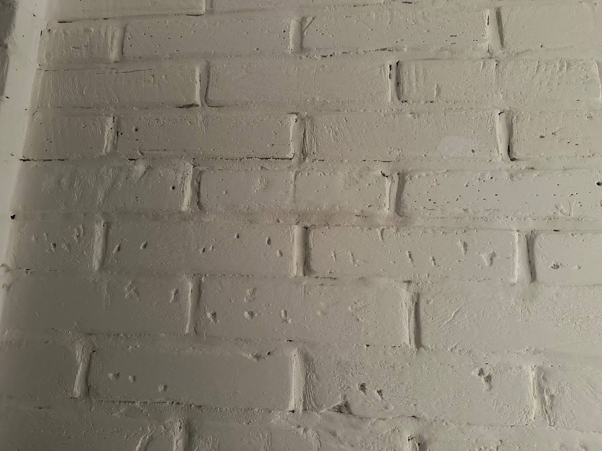 Так выглядят кирпичики из гипсокартона в прихожей