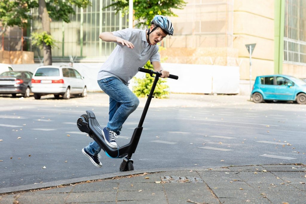 Нужно ли пользоваться шлемом при езде на самокате? Четкий ответ дают эксперты по безопасности.