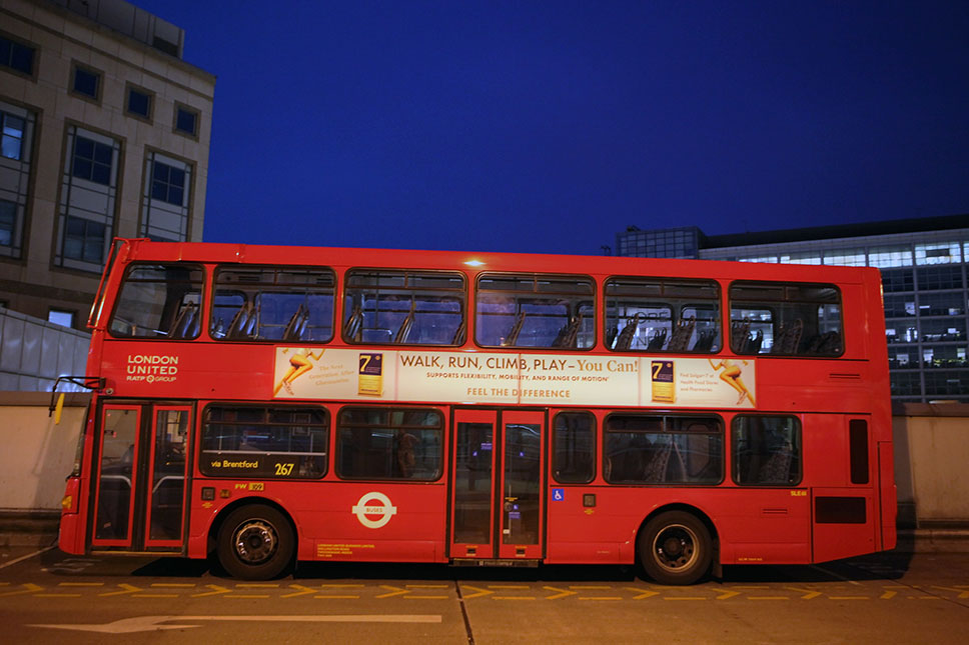 Знаменитый лондонский двухэтажный автобус на конечной станции.
Фото: Мария Старикова/Коммерсантъ