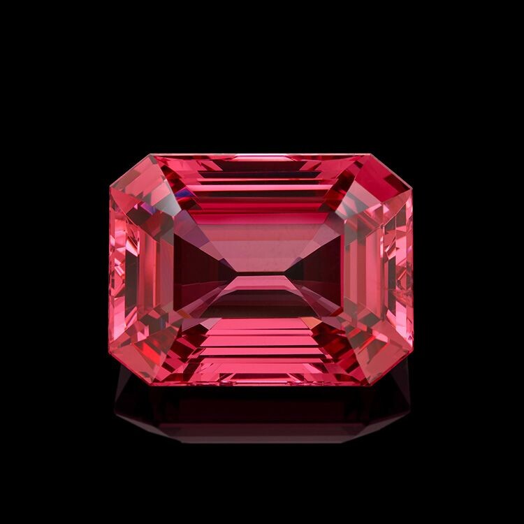 Классический, исключительный крупный шпинель. Продан за 275 000 долларов в Лос-Анджелесе в мае 2019 года.