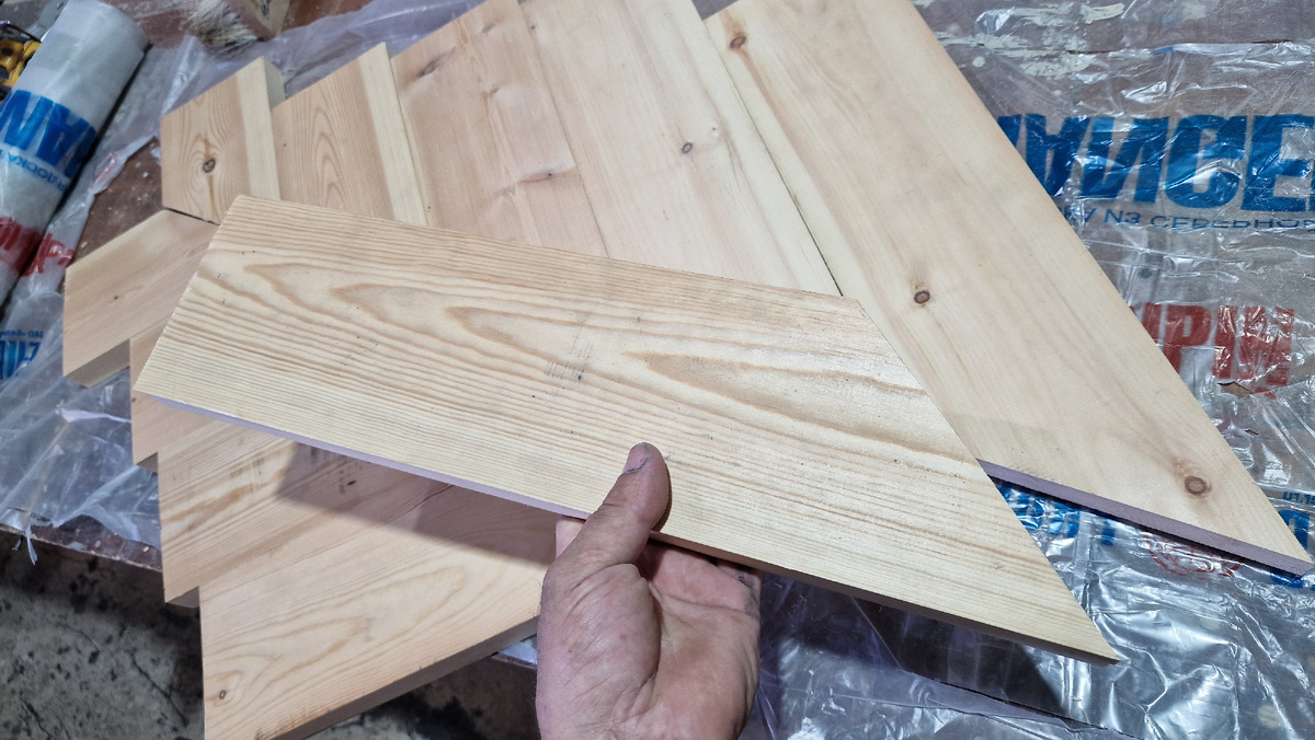 доски запиливаю под углом 45градусов.