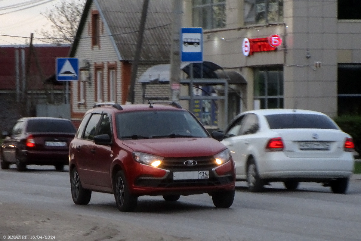 ВАЗ-219410, 2018 года выпуска в цвете сердолик. Модификация имеет восьмиклапанный двигатель модели 11186 мощностью 87 л.с. Стоит обратить внимание на простую комплектацию, имеющую неокрашенные дверные ручки и зеркала, наличие повторителя поворота на крыле и отсутствие дверных молдингов.