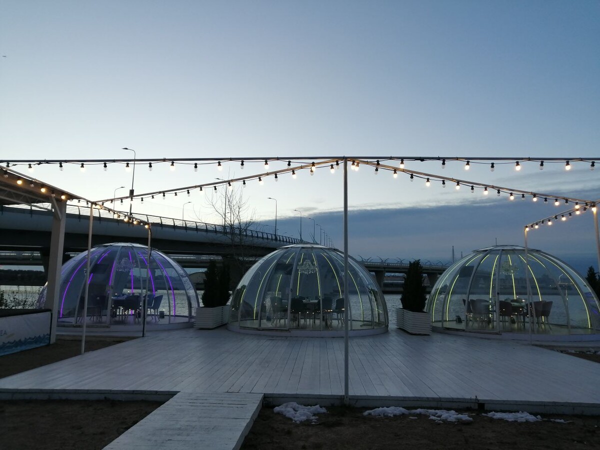 Полосатое рассветное небо Питера