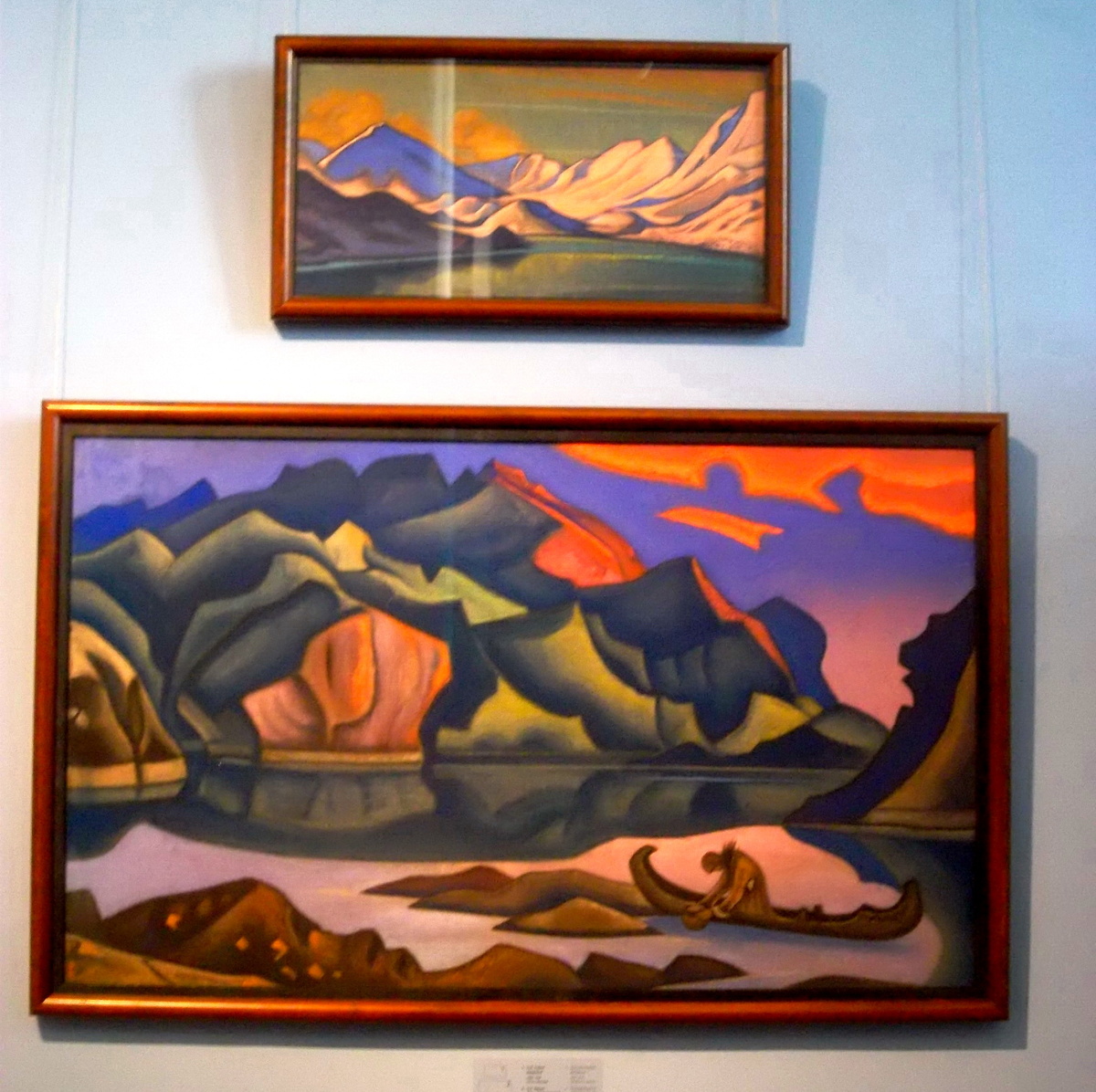 Картины Н.К. Рериха "Горное озеро" и "Клад захороненный". Фото автора статьи