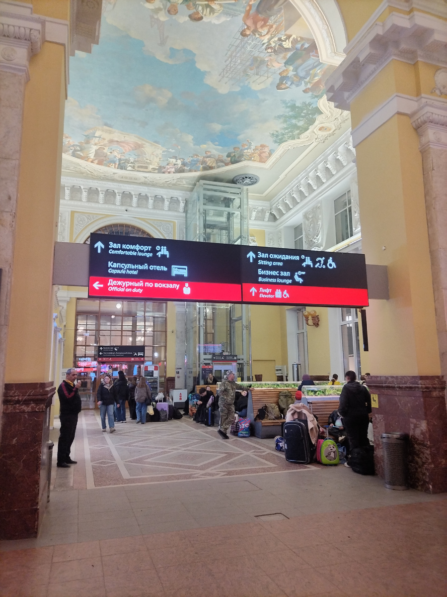 Внутри вокзала