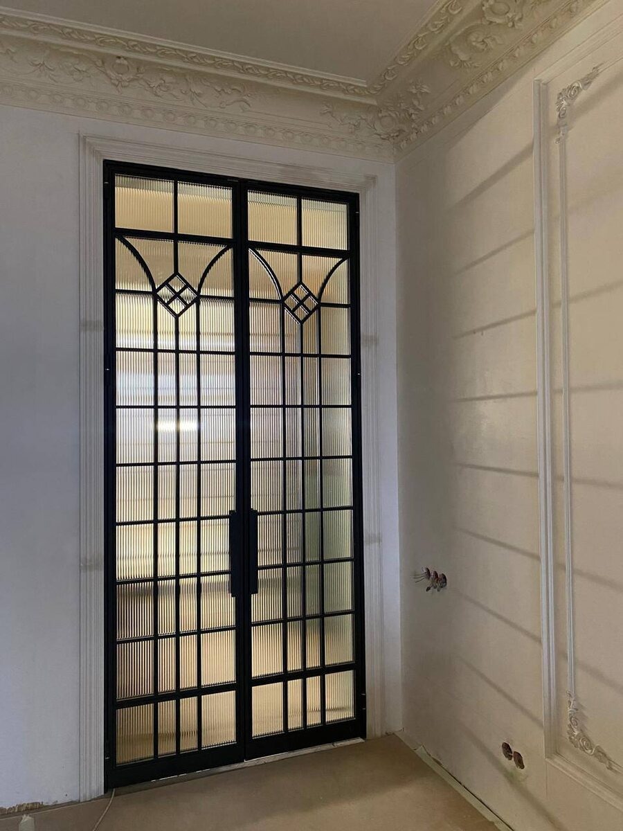 Черные двери в лофт-стиле.