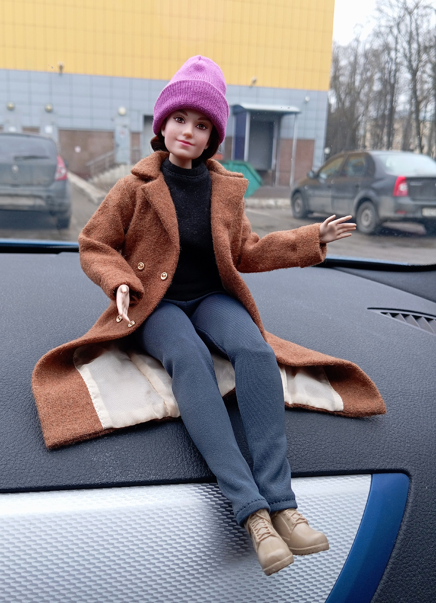 Белль ещё никогда не каталась в автомобиле, ей все в новинку.