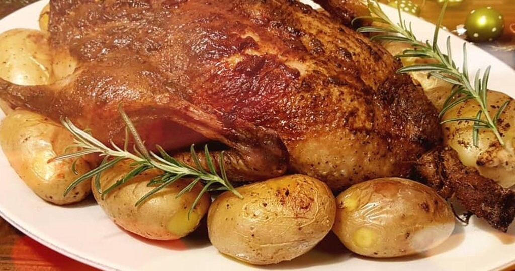 Гусь жареный по классическому рецепту в закопченной бабушкиной гусятнице и сервированный домашними соленьями и гарнирами