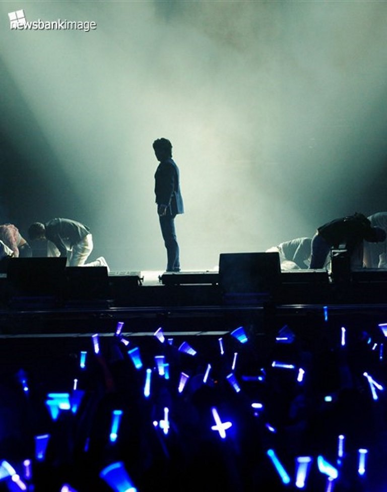 Наоборот он может увлечь и вести за собой. Он так и делает. Но по своему пути он идёт один. Остальные могут лишь следовать вслед за ним.