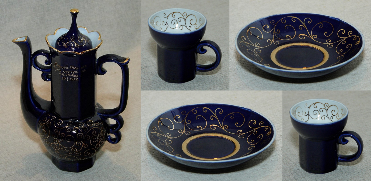 Сувенирный набор "Кружевной" с поздравительной надписью на кофейнике ("С Днём рождения") и датой - январь 1977-го года. Государственное бюджетное учреждение культуры и искусства "Государственный музей художественной культуры Новгородской земли". 