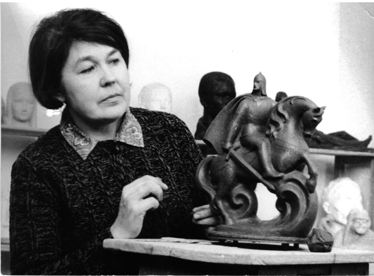 Гаврилова Т.А. работает над скульптурой "Александр Невский". 1970-е. Фото и датировка взяты со странички сообщества "Музей художественной культуры Новгородской земли" в сети "ВКонтакте" здесь https://vk.com/artmusvn . Листайте галерею вправо.