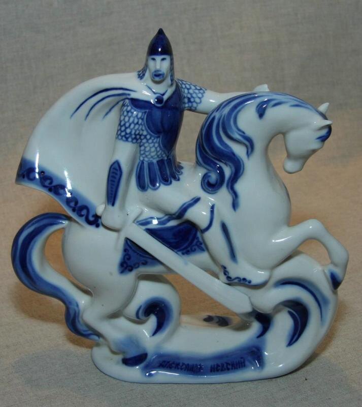 Скульптура "Александр Невский" в авторской росписи. Изображение взято отсюда https://www.raritetus.ru/texts/bronnickij-farforovyj-zavod-vozrozhdenie/ .