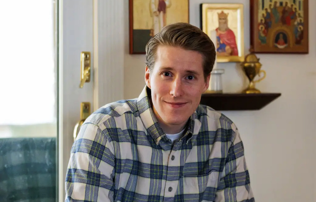 Бен Кристенсон на фоне православных икон в своем доме.