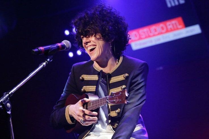 LP – «Lost on You». взята из интернета.