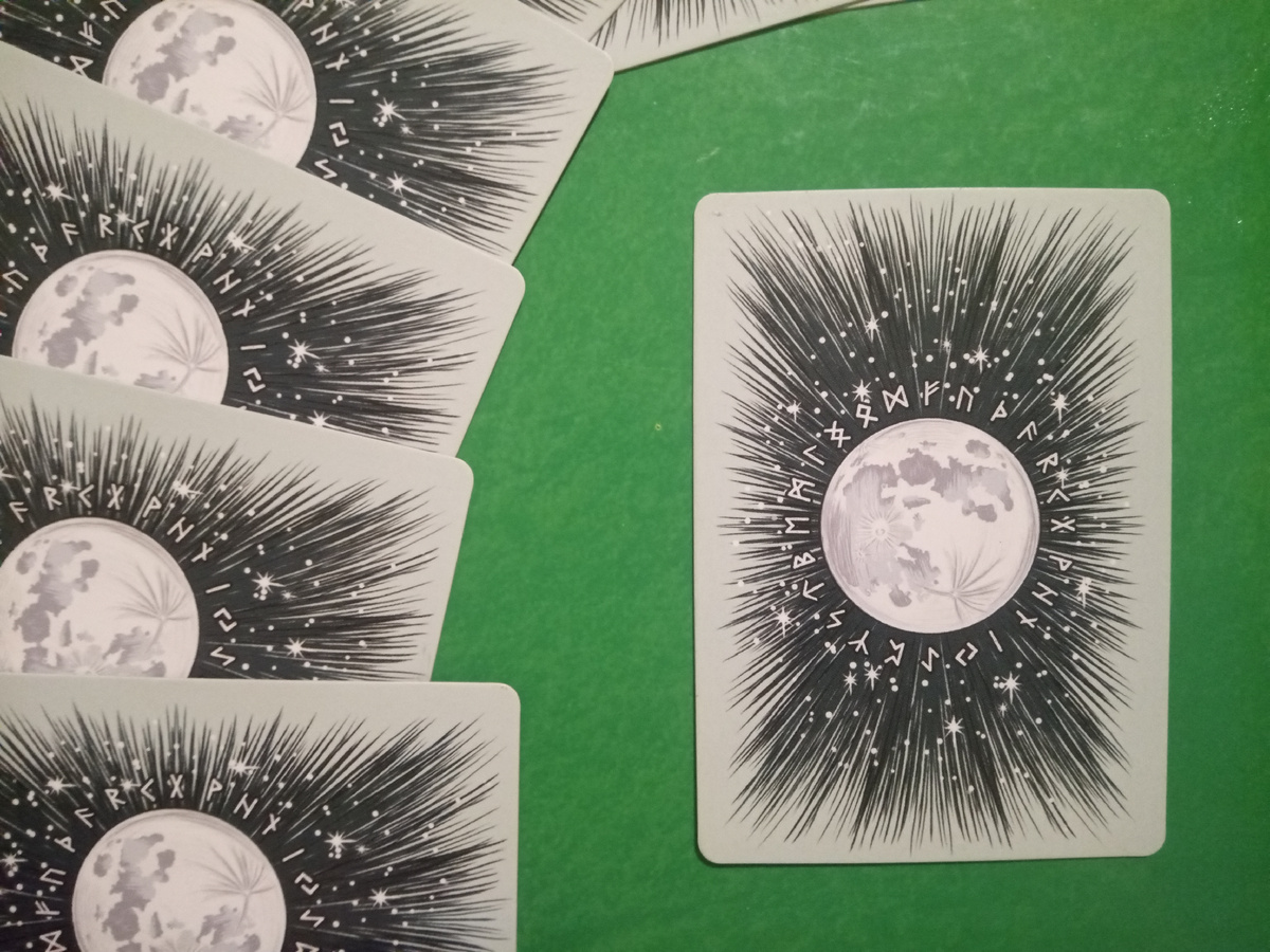 Рубашка карты-руны дня, колода «Фамильяры Ведьмы»