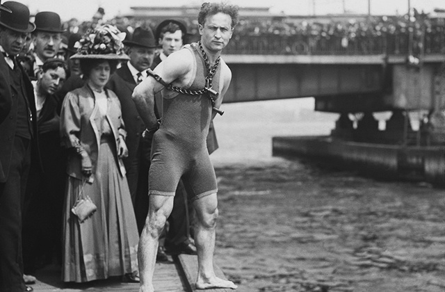 24 марта 1874 родился Гарри Гудини