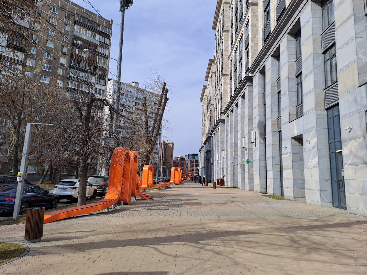 Дом на улице Верхняя. По этому серпантину слева дети лазают. Много всяких интересных препятствий соорудили для них.