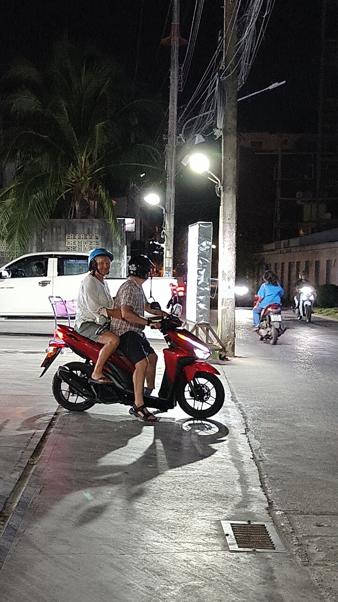 Мопед Click - видно, насколько он высокий и довольно вместительный