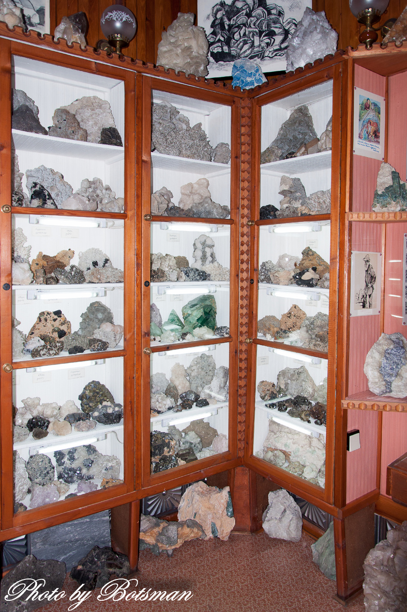 Кварц, пирротин, кварцит, флюорит, галенит и др.