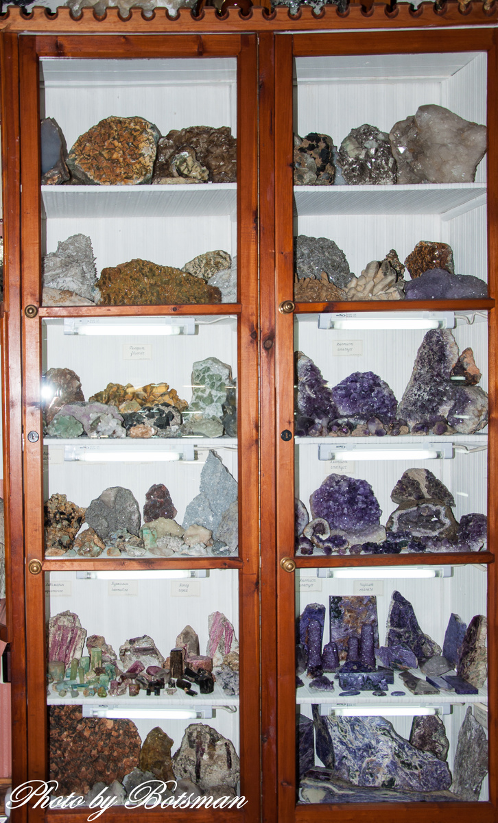 Флюорит, аместит, аквамарин, турмалин, топаз, чароит и др.