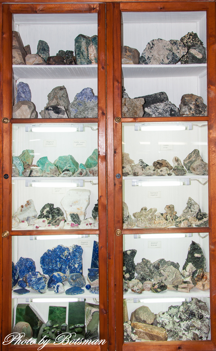 Амазонит, полевой шпат, циркон, шпинель, скаполит, лазурит, диопсид, малахит и др.