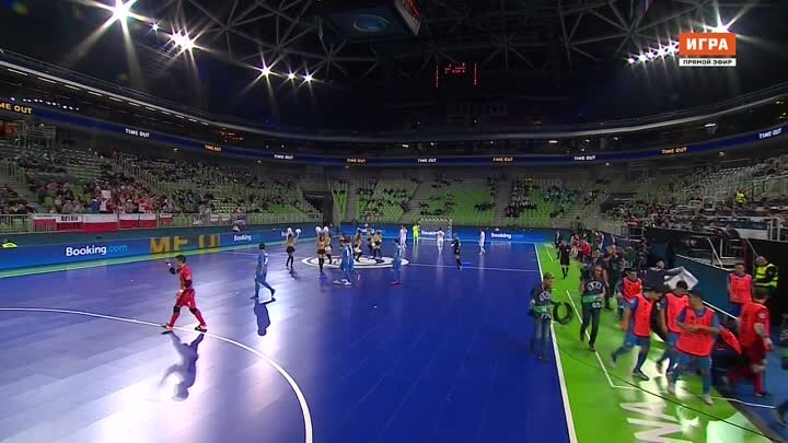 Даже толстый спортивный линолеум не скрывает неровности основания