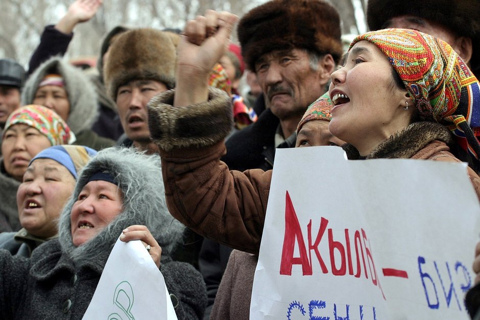 Киргизские протестующие выкрикивают лозунги, перекрывая дорогу из Киргизии в Китай недалеко от села Кочкор, примерно в 150 километрах к востоку от Бишкека, 23 февраля 2005 года. Фото: Vladimir Pirogov / CVI / WS / Reuters