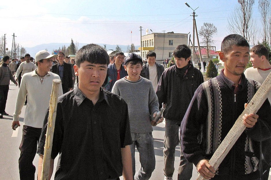 Демонстранты, вооруженные палками, камнями и бутылками с керосином, маршируют по городу Ош, 20 марта 2005 года. Фото: Pavel Gromsky / YK / SA / DH / Reuters