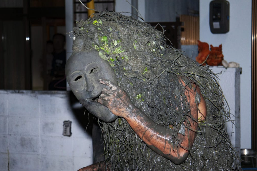 Как же ему липко... липко и весело!