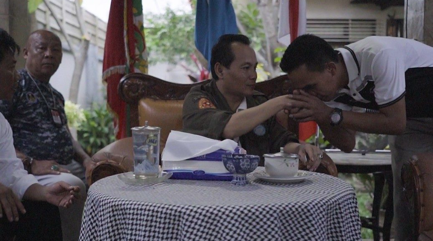 ЛИдеру надо целовать ручки  и оказывать поклонение