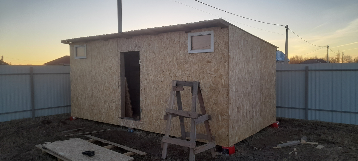 Под фундаментные блоки пустил ещё не испортившийся цемент,в обрезанные канистры залил раствор с армированием сеткой.провибрил перфоратором