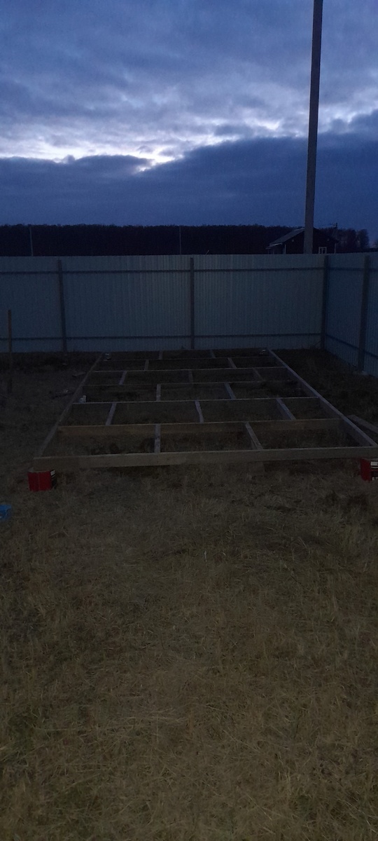 И собрал пол из доски 200×50,излишки были отпилины   размер площадки составляет 3м×6м