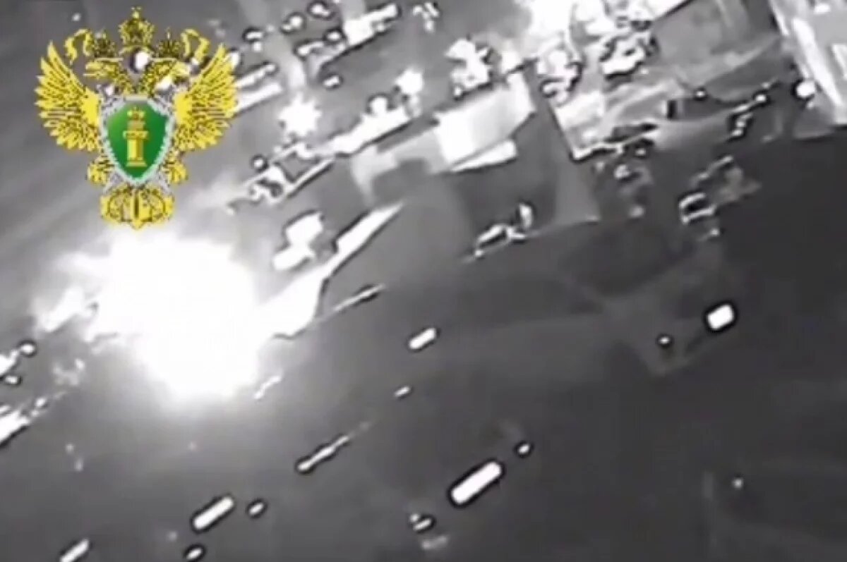    Момент поджога автомобиля на стоянке во Владивостоке попал на видео