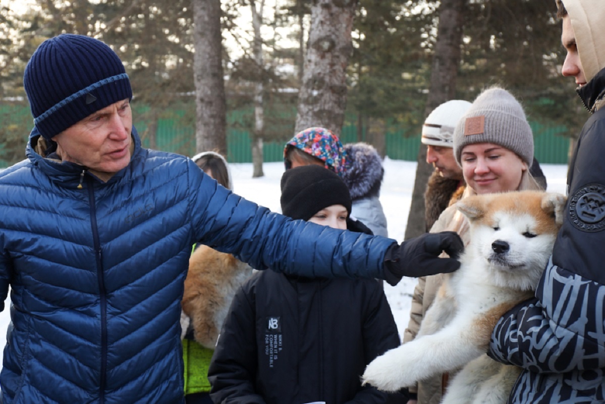 Олег Кожемяко ввел традицию: дарит щенков приморским семьям.  Фото: Фото: Правительство Приморского края / Диана Шарафулисламова / primorsky.ru