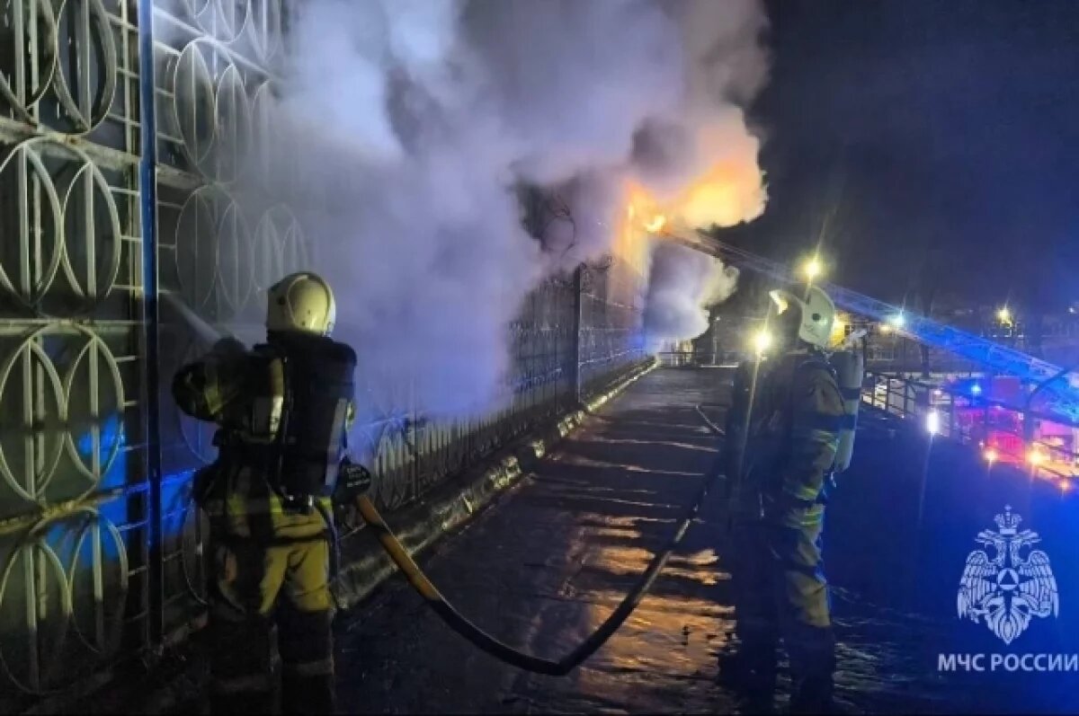    В здании на рынке в Великом Новгороде пожар охватил 800 кв. метров