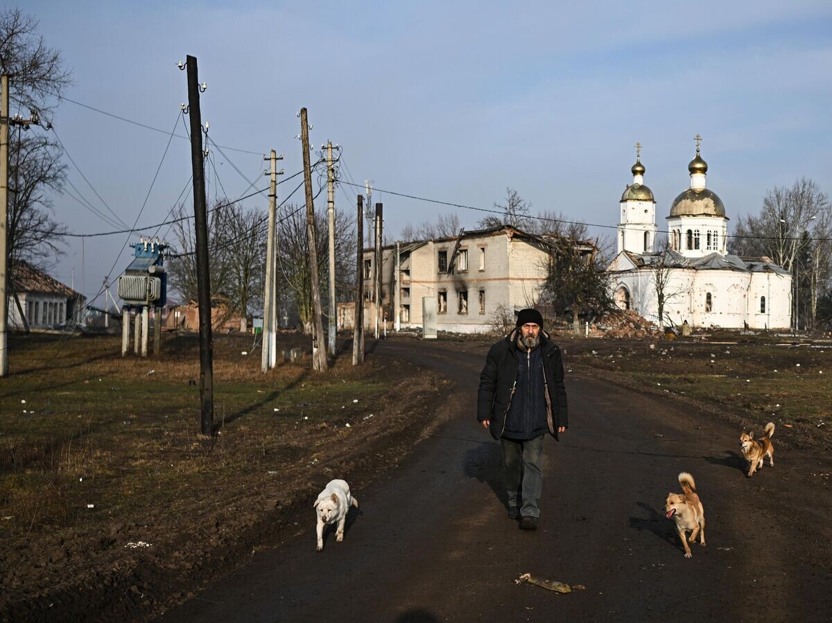    Эвакуация гражданского населения группой "Аида" спецназа "Ахмат" из села Казачья Локня в Суджанском районе Курской области, освобожденном российскими Вооруженными силами от подразделений ВСУ© РИА Новости / Сергей Бобылев