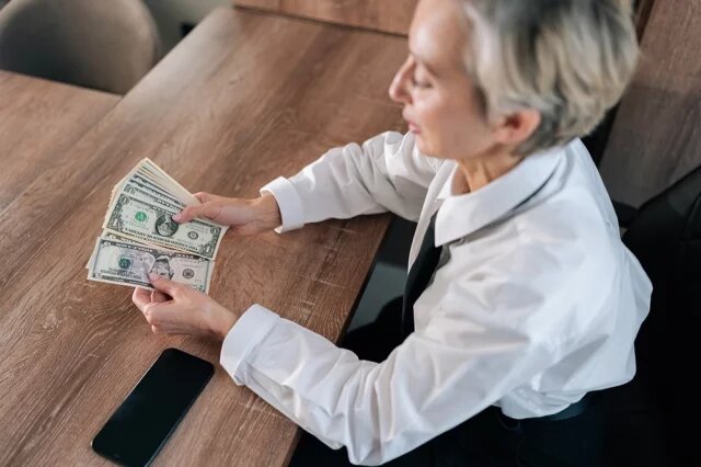    Почему доллары старого образца в обменниках продают дешевле новых?