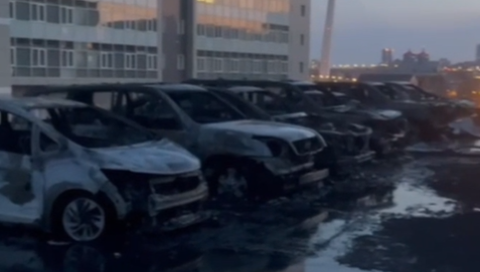    Сгоревшие авто во Владивостоке. Источник: Кадр из видео