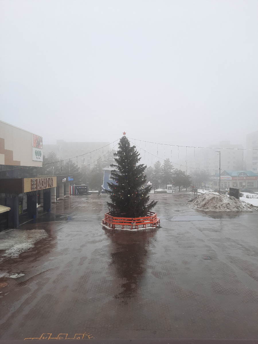 Это у нас в Уфе стояла нарядная ёлочка 16 марта