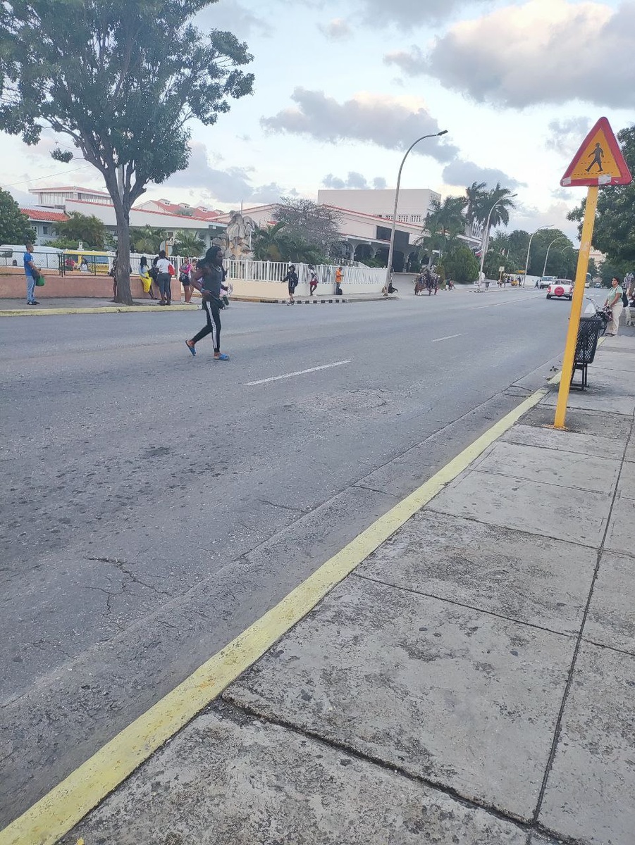 Дорогу перебегает! Не хорошо