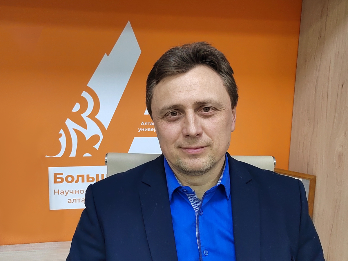 Сергей Грушин, ведущий эксперт НОЦ алтаистики и тюркологии «Большой Алтай», профессор кафедры археологии, этнографии и музеологии Института истории и международных отношений АлтГУ, доктор исторических наук, доцент.