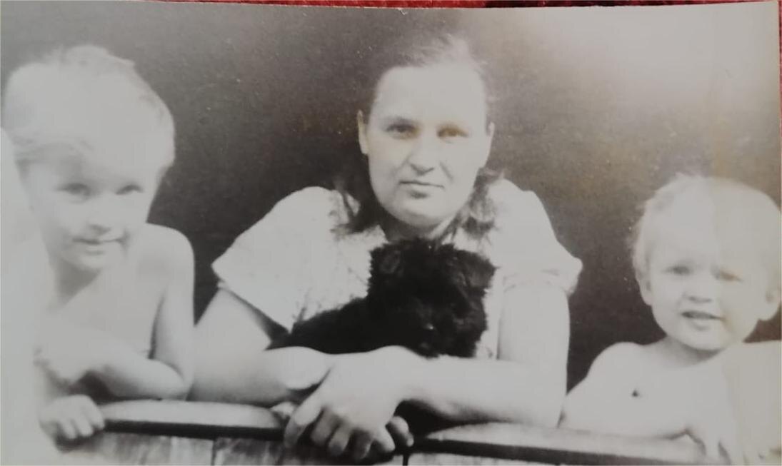 Я , мама и младший брат, ну и Малышка.