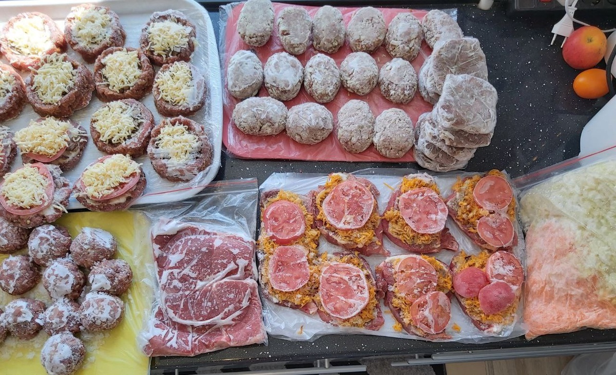 Тоже в нижнем углу, только справа нашинкованная капуста, правда тут прямо с морковкой, чтобы уж совсем лениво)))