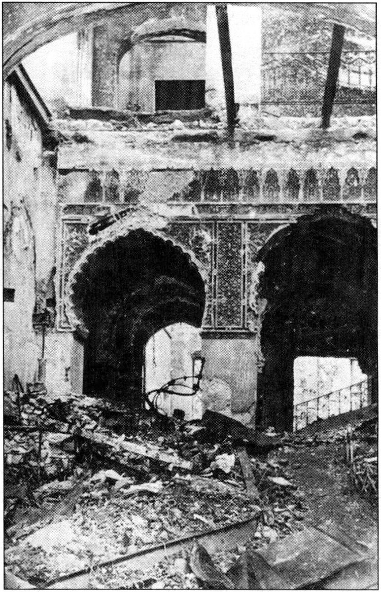Сгоревший дворец изнутри, 1942 г.