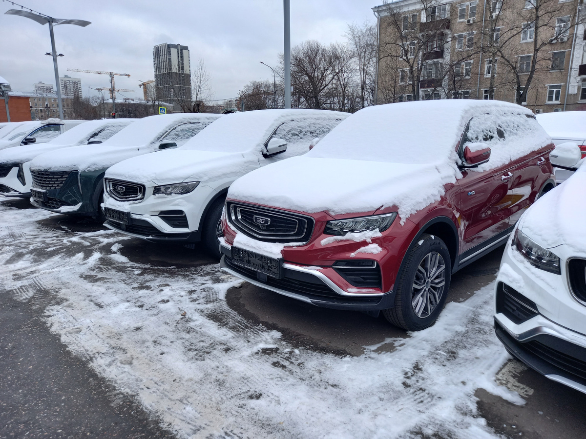 В принципе, российские дилеры сейчас активно продают автомобили, выпущенные в 2024-м и зачастую - в 2023-м годах. Однако это машины без пробега.