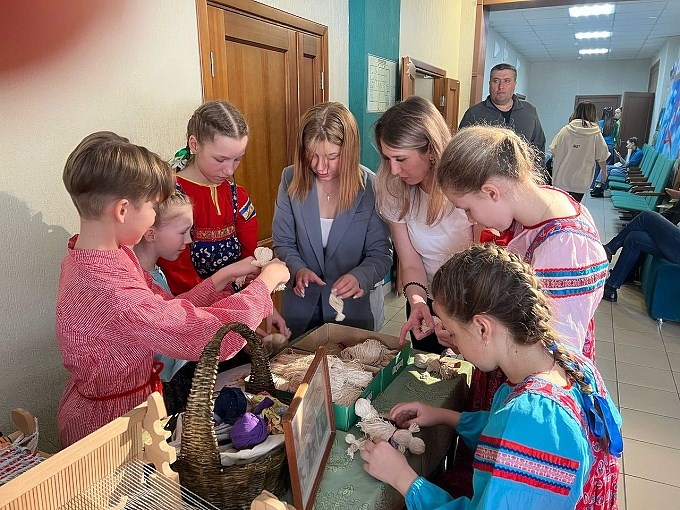 Дети вяжут куклы-мотанки