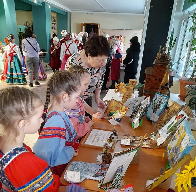 Дети рассматривают выставочные работы других детей